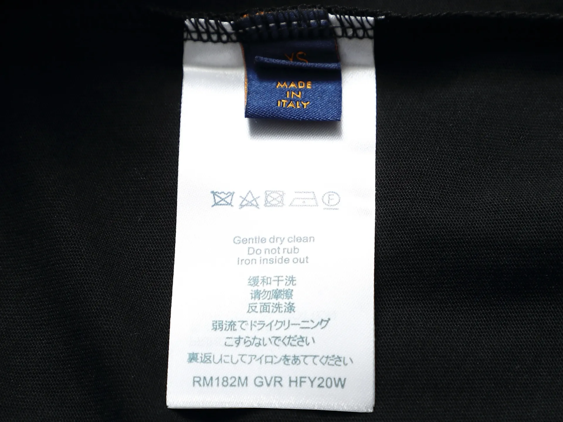 🅿️170 High-quality Louis LV. The small logo on it is full of high-end. Embroidered pattern T-shirt short-sleeved ZP feel. The embroidery is clear, full and delicate. Perfectly restored. Same style for men and women. Color: black. Size XS.S.M.L.